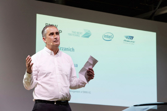 브라이언 크르자니크 인텔 CEO는 서버와 인공지능 분야에서 인텔의 미래를 모색하고 있고, 이는 점차 현실로 다가오고 있다. 사진은 크르자니크 CEO가 지난 7월 BMW, 모빌아이와 자율주행차 공동개발 협약을 체결한 뒤 관련 내용을 발표하는 모습.  인텔코리아 제공